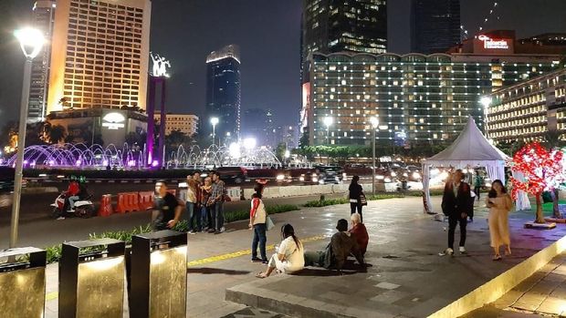 Tak Hanya Warga Lokal, Turis Asing Juga Menikmati Acara Christmas Carol