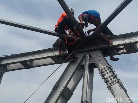 Diputus Pacar, Pria Beristri Ini Hendak Bunuh Diri Lompat dari Jembatan