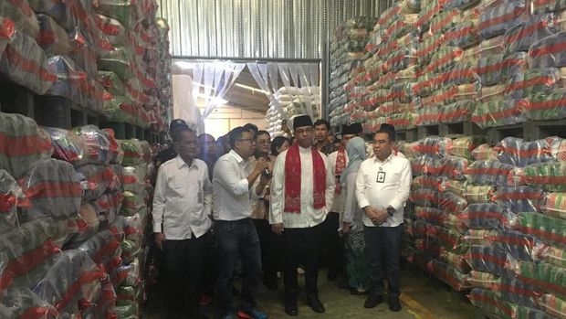  Anies mulai berkeliling gudang penyimpanan pangan khususnya beras.