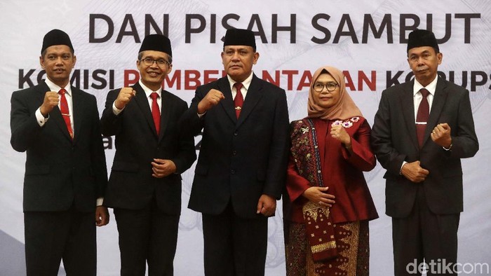 Pimpinan KPK yang dipimpin Firli Bahuri melakukan serah-terima jabatan dengan Komisioner KPK periode 2015-2019 yang dipimpin Agus Rahardjo. Begini momennya.