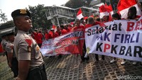 Selain membawa poster dan spanduk, sejumlah peserta aksi di depan Gedung KPK, tersebut juga nampak mengibarkan bendera Merah Putih.