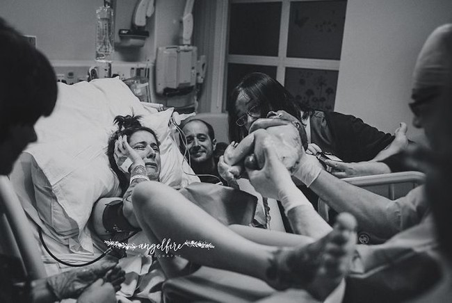 Haru itulah yang bisa dirasakan seorang ibu setelah merasakan sakit kontraksi berjam-jam dan akhirnya melahirkan bayinya. Foto karya Angelfire Photography ini memperlihatkan momen seorang ibu terharu saat melihat bayinya pertamakali usai didorongnya keluar dari rahimnya. Foto: Dok. Angelfire Photography