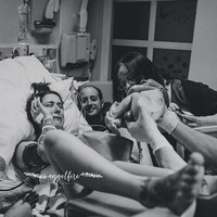 Haru itulah yang bisa dirasakan seorang ibu setelah merasakan sakit kontraksi berjam-jam dan akhirnya melahirkan bayinya. Foto karya Angelfire Photography ini memperlihatkan momen seorang ibu terharu saat melihat bayinya pertamakali usai didorongnya keluar dari rahimnya. Foto: Dok. Angelfire Photography