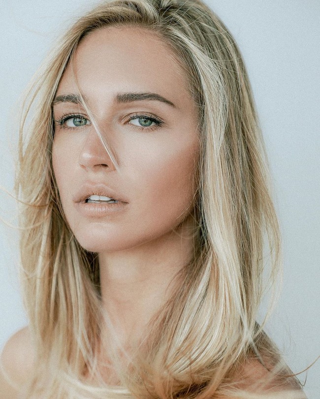 Pilihan perona bibirnya pun tidak biasa yakni Henne Organics Luxury Lip Tint warna Intrigue seharga $30.63. Aku wanita yang lebih suka pakai lip balm. Aku benar-benar hanya punya dua lipstik, satunya hanya sebuah tint, kata Gilda. Foto: Instagram @gildajoelle