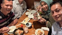 Jepang juga jadi destinasi wisata kuliner Arie Prabowo. Pada foto ini, memperlihatkan Arie Prabowo dengan sang istri dan kedua temannya menikmati hidangan di restoran Jepang. Foto: Instagram @arie_ariotedjo