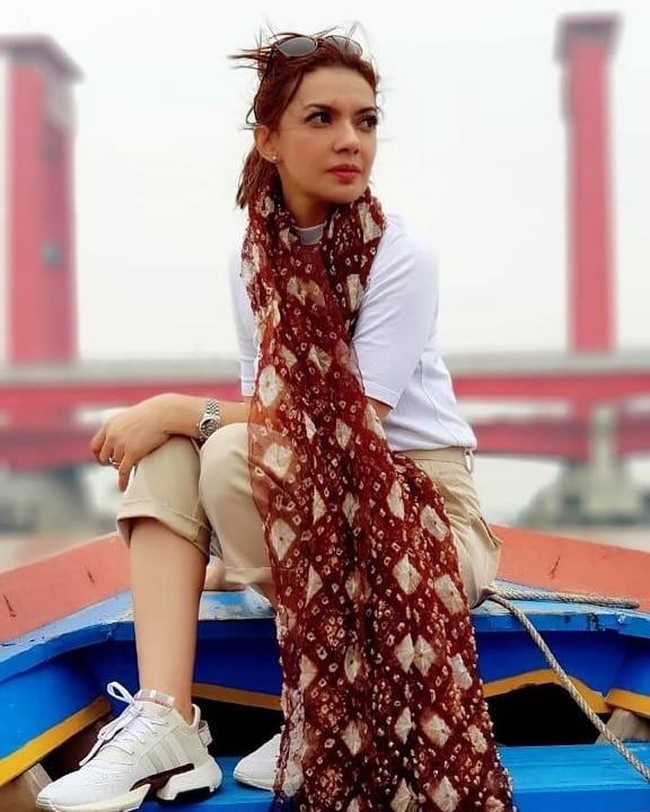 Selain Nike, sneakers keluaran Adidas juga menjadi favoritnya. Seperti sneakers yang dipakainya saat mengarungi Sungai Musi ini. Adidas POD S3 tennis pun jadi up lagi, tulis seorang netizen. (Foto: Instagram/@najwashihab)