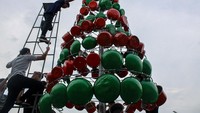 Begini penampakan pohon Natal yang terbuat dari perabotan rumah tangga di Gereja Katolik St. Maria Annuntiata, Sidoarjo, Jawa Timur.