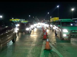 Video Suasana Gerbang Tol Cikampek Utama Malam ini