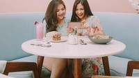 Di usia 27 tahun, Jessica Mila kerap mengunjungi kafe-kafe cantik. Ia tetap eksis berfoto dengan temannya di salah satu kafe. Foto: Instagram @jscmila