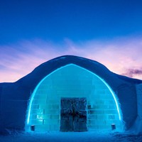 Hotel es yang terletak di Jukkasjärvi, Swedia ini sudah ada sejak 1989. Hotel yang mirip dengan kastil Elsa di film Frozen ini hanya ada setahun sekali, saat musim dingin telah tiba. Jadi setiap tahunnya hotel es ini akan selalui memperbarui dirinya. Foto: dok. icehotel