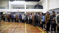 Acara sertijab juga diikuti pejabat struktural dan pegawai KPK. Mereka tampak khidmat mengikuti rangkaian sertijab pimpinan KPK tersebut.