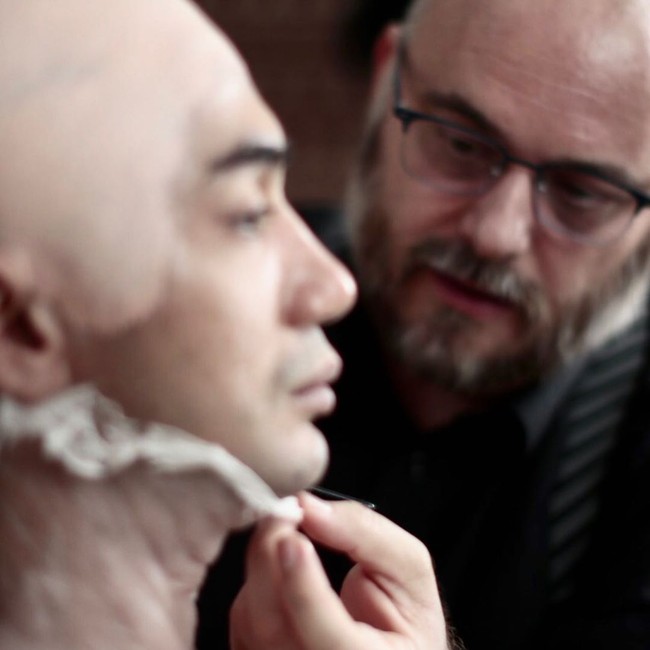 Pada caption foto dan video Instagram, Orlando memuji totalitas Reza Rahadian saat memerankan Habibie. Dia (Reza) sangat profesional dan berdisiplin tinggi memerankan Habibie, tulis Orlando. Foto: Dok. Instagram/@orlandobassi, @officialpilarez