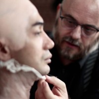 Pada caption foto dan video Instagram, Orlando memuji totalitas Reza Rahadian saat memerankan Habibie. Dia (Reza) sangat profesional dan berdisiplin tinggi memerankan Habibie, tulis Orlando. Foto: Dok. Instagram/@orlandobassi, @officialpilarez