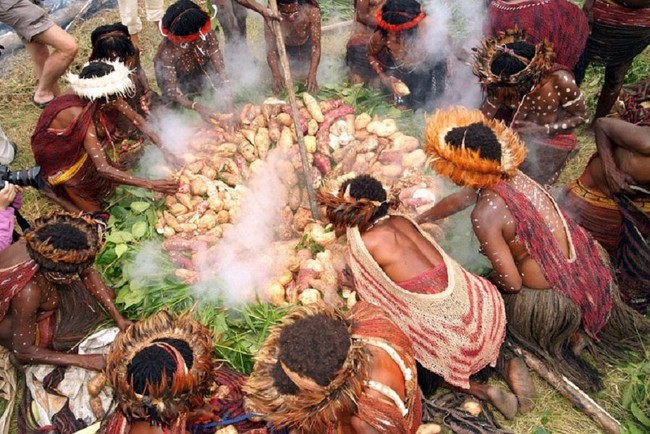 Rayakan Natal, Masyarakat Papua Gelar Tradisi Barapen