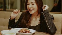 Saat menyantap sate, Jessica Mila pun masih terlihat cantik. Aktris berdarah Belanda ini terlihat sangat menikmati sate yang ia santap. Foto: Instagram @jscmila