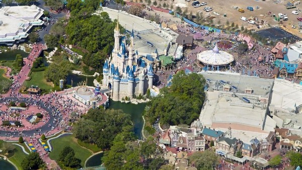 Disney World, Orlando, Amerika Serikat menjadi yang paling dicari di TikTok. Taman hiburan ini memiliki luas area lebih dari 10.000 hektare dengan 4 taman bermain: Magic Kingdom, Epcot, Disney’s Hollywood Studios dan Disney’s Animal Kingdom; 2 kolam wahana air: Disney’s Blizzard Beach dan Disney’s Typhoon Lagoon; 34 penginapan; dan masih banyak lagi.
