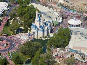 Terbangkan Drone di Disney World yang Tutup, Pria Ditangkap
