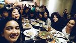 Main di NKCTHI, Begini Gaya Manis Rachel Amanda Saat Makan Bareng Teman-teman