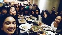 Bersama mantan artis cilk lainnya, yang ngetop di era 90-an hingga 2000-an. Rachel pilih pizza hingga pasta sebagai menu makan malam mereka yang meriah. Foto: Instagram @auroramanda95