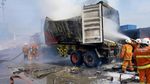 Petugas Damkar Padamkan Truk Kontainer yang Terbakar di Tanjung Perak