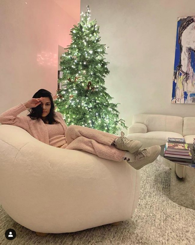 Saudara dari Kylie Jenner, Kourtney Kardashian juga mengunggah foto pohon Natal di rumahnya. Kourtney berpose dengan pohon Natalnya yang terlihat sederhana dengan dihiasi lampu-lampu dan aksesori Natal lainnya. Foto: Instagram