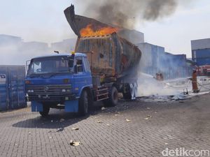 Kontainer Muat Furniture Terbakar di Depo Tanjung Perak