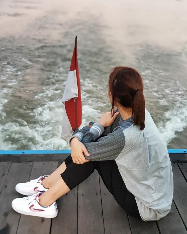 Naik sampan di Martapura, Banjarmasin, Kalimantan Selatan, Najwa tetap bersolek dengan sneakers kekinian. SB Dunk Low Parra menjadi andalan. (Foto: Instagram/@najwashihab)