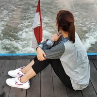 Naik sampan di Martapura, Banjarmasin, Kalimantan Selatan, Najwa tetap bersolek dengan sneakers kekinian. SB Dunk Low Parra menjadi andalan. (Foto: Instagram/@najwashihab)