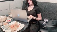 Sibuk menyelesaikan kerjaan di kafe, Icha asyik dengan laptopnya. Sementara di depan ia sudah siap satu porsi fish and chip dengan sambal matah. Foto: instagram @icha_kharoline