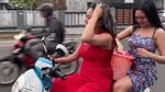 Wanita Seksi yang Mandi di Atas Motor Ternyata Suka Es Krim
