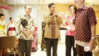 Kostaman Thayib menyapa nasabah Bank Mega di sela-sela peresmian di Transpark Mall Bintaro. Istimewa/Bank Mega.
