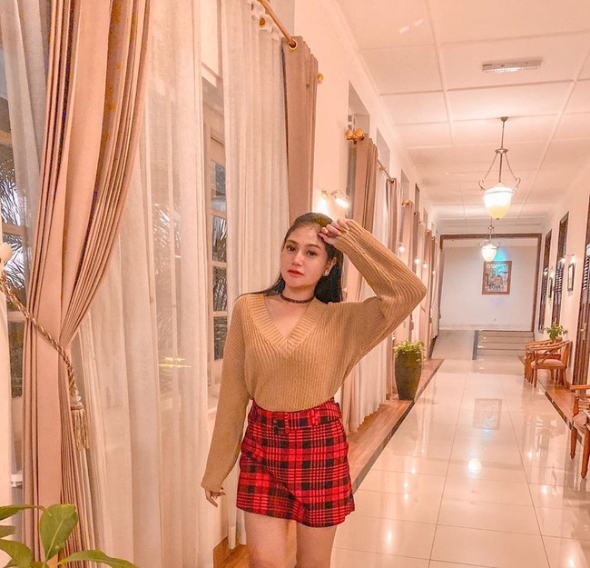 Bagaimana menurutmu dengan gaya penampilan Icha saat tampil dengan knitted blouse berwarna cokelat khaki dan rok tartan merah dengan aksen hitam ini? Foto: Instagram @icha_kharoline