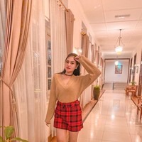Bagaimana menurutmu dengan gaya penampilan Icha saat tampil dengan knitted blouse berwarna cokelat khaki dan rok tartan merah dengan aksen hitam ini? Foto: Instagram @icha_kharoline
