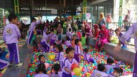 Selain itu juga terdapat wahana berkuda serta arena permainan outbound dan anak-anak. Para anak-anak ini akan dibimbing oleh pemandu. (Adhar Muttaqin/detikcom)