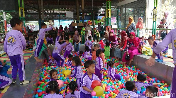 Selain itu juga terdapat wahana berkuda serta arena permainan outbound dan anak-anak. Para anak-anak ini akan dibimbing oleh pemandu. (Adhar Muttaqin/detikcom) Selain itu juga terdapat wahana berkuda serta arena permainan outbound dan anak-anak. Para anak-anak ini akan dibimbing oleh pemandu. (Adhar Muttaqin/detikcom)