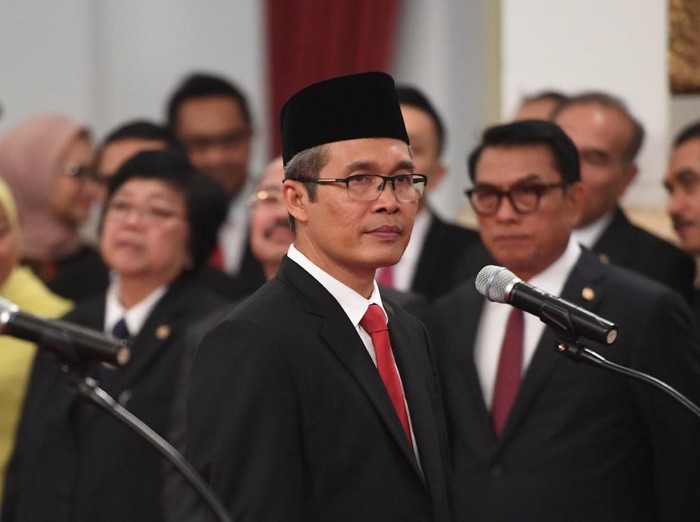 Wakil Ketua KPK Alexander Marwata mengikuti upacara pelantikan Pimpinan dan Dewan Pengawas KPK di Istana Negara, Jakarta, Jumat (20/12/2019). Presiden Joko Widodo melantik lima pimpinan KPK periode 2019-2023 yakni Firli Bahuri, Alexander Marwata, Lili Pintauli Siregar, Nawawi Pomolango dan Nurul Ghufron. ANTARA FOTO/Akbar Nugroho Gumay/wsj.