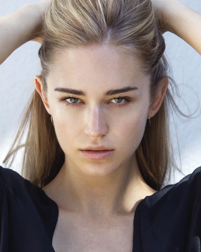 Kepada Husskie, wanita cantik tersebut membagi produk-produk yang dijadikan rutinitas perawatan wajah dan makeup. Jumlahnya cukup banyak dan harganya mahal, rejim tersebut bisa mencapai lebih dari $2,100 atau Rp 30 jutaan. Foto: Instagram @gildajoelle