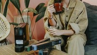 Sepertinya Jessica Mila sangat hobi berpose tanpa menghadap ke kamera, kali ini ia berpose dengan secangkir kopi dari salah satu merek kopi terkenal. Foto: Instagram @jscmila
