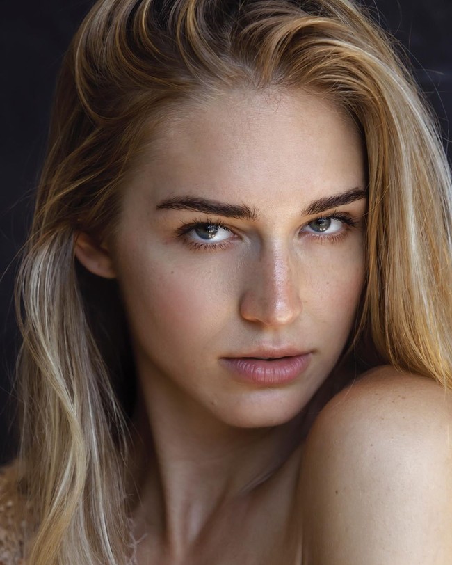 Punya wajah cantik dan mulus, ia tak mengaplikasikan terlalu banyak produk makeup. Beberapa makeup favoritnya, seperti Vapour Soft Focus Foundation $78.47, Beauty Counter Dew Skin Tinted Moisturiser $65.87, sampai RMS Beauty Un Cover-Up $52.50. Foto: Instagram @gildajoelle