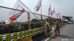 Satpol PP Tertibkan Bendera Parpol di Senayan