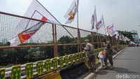 Penertiban ini dilakukan di Jalan Gerbang Pemuda hingga kawasan Slipi.