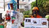 Sebuah manekin yang dihiasi dengan berbagai sampah plastik juga dihadirkan saat aksi unjuk rasa tersebut berlangsung.