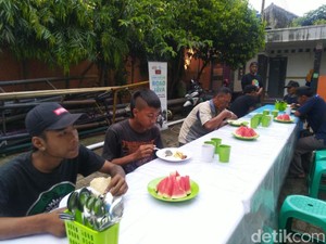 Juru Parkir-Anak Punk Santap Makanan Gratis di Alun-alun Ciamis
