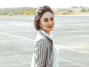 Rumah Kebanjiran, Yuni Shara Tetap Tampil Kece