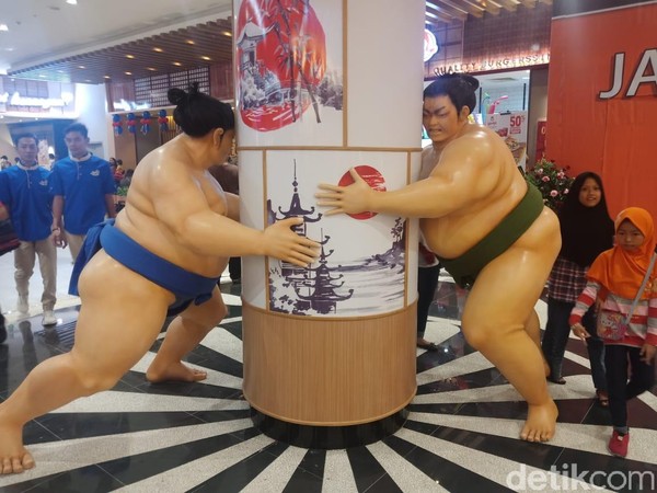 Mal lima lantai ini memiliki konsep Negeri Sakura, dimana ketika kamu masuk ke mal, kamu langsung disambut torii (gapura Jepang) serta patung-patung boneka Jepang. (Putu Intan/detikcom) Mal lima lantai ini memiliki konsep Negeri Sakura, dimana ketika kamu masuk ke mal, kamu langsung disambut torii (gapura Jepang) serta patung-patung boneka Jepang. (Putu Intan/detikcom)