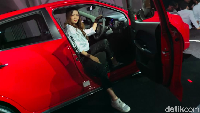 Suzuki New Baleno juga masih dibekali fitur-fitur kekinian seperti push start stop button dan keyless entry, layar MID informatif, audio touchscreen, switch audio control dan bluetooth connection, AC dengan fitur auto climate dan heater, serta setir yang bisa diatur secara tilt dan telescopic.