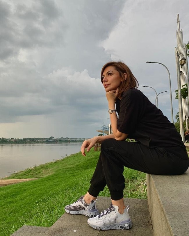 Belum lama ini di Instagram, Najwa Shihab sempat memamerkan foto dirinya berpose di bibir Sungai Musi, Sumatera Selatan. Namun, atensi netizen justru terfokus pada sneakers abu-abu Najwa. Ia tampak memakai Nike React Element 55 Kendrick Lamar, buah kolaborasi Nike dengan rapper Kendrick Lamar. (Foto: Instagram/@najwashihab)