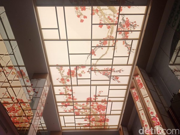 Tak hanya itu, interior Jepang juga terlihat dari setiap outlet yang dihiasi wallpaper Jepang. (Putu Intan/detikcom) Tak hanya itu, interior Jepang juga terlihat dari setiap outlet yang dihiasi wallpaper Jepang. (Putu Intan/detikcom)