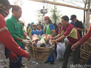Kerja Bakti Massal di Pantai Surabaya Kumpulkan Sampah 9,5 Ton