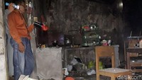 Mendapati hal tersebut, ia langsung menuju rumah tetangganya. Hal itu ia lakukan untuk mengajak tetangganya melihat kondisi rumah.